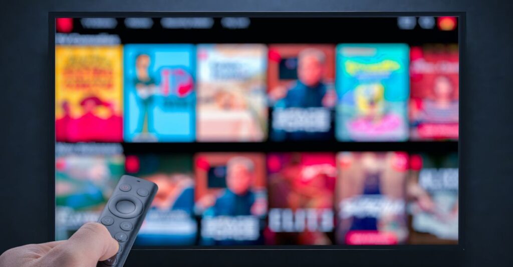 Control con televisión al fondo