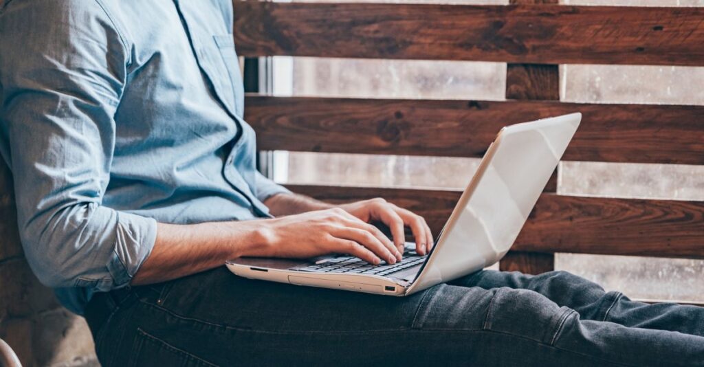 Joven escribiendo laptop