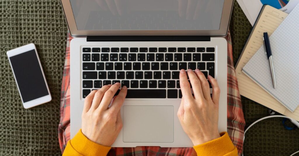 Mujer escribiendo laptop