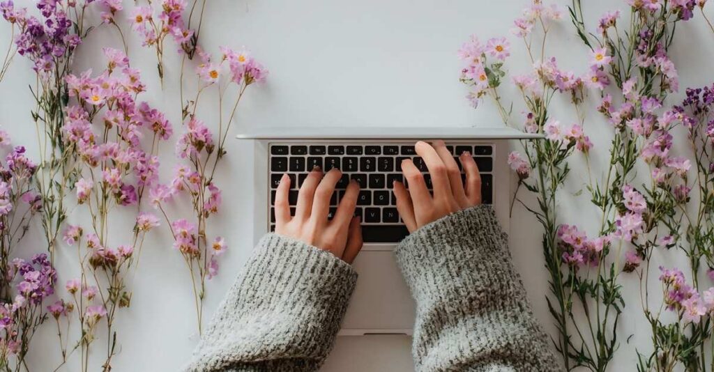 Mujer escribiendo en computadora