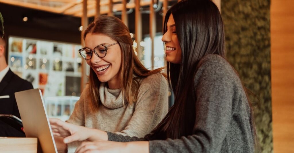 Amigas frente a computadora
