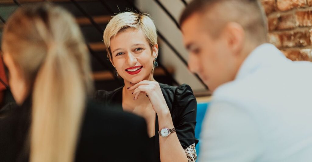 Mujer profesional en reunión de trabajo sonriendo