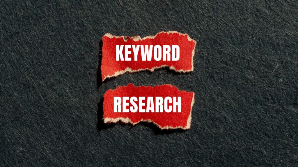 Pedazos de papel con las palabras Keyword Research