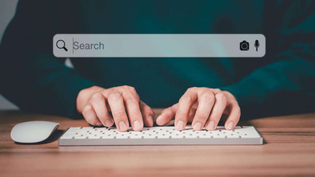 Persona realizando una búsqueda en la web