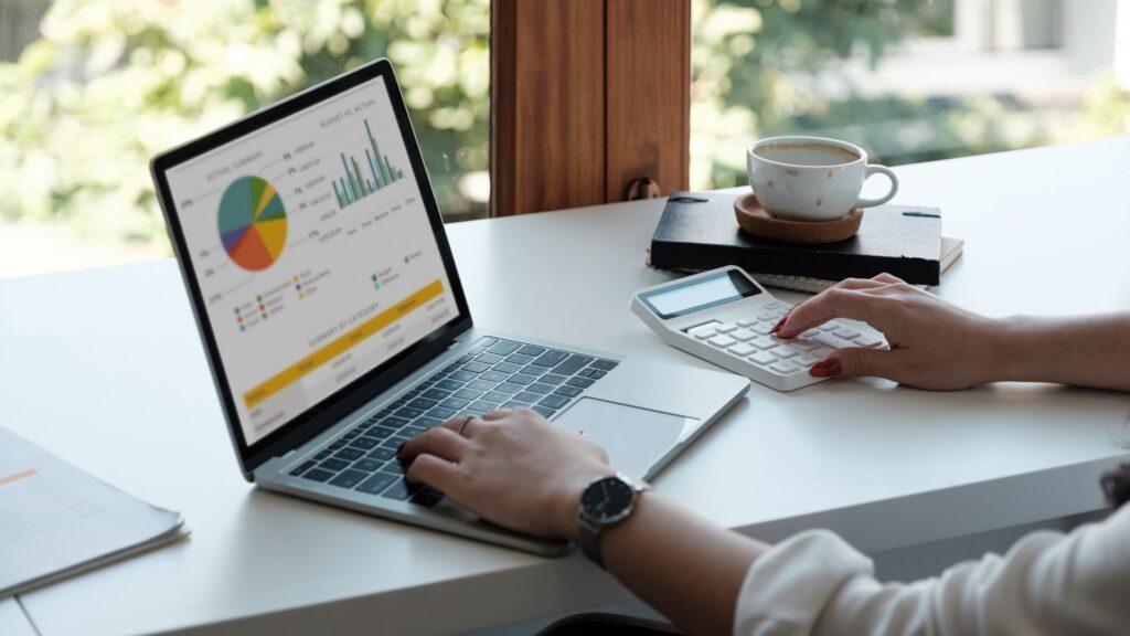 Profesionista analizando estadísticas y datos de investigación de palabras clave