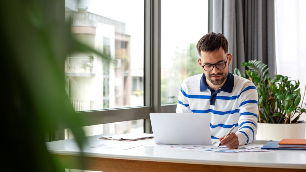 Hombre trabajando en oficina en su laptop