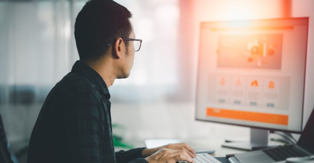 Hombre de lentes frente a computadora