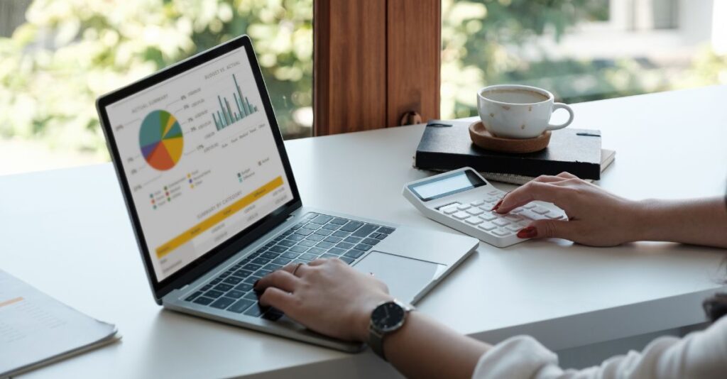 Hombre trabajando con estadísticas en computadora